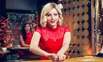 Người quản lý tiền trên máy tính với biểu đồ tài chính